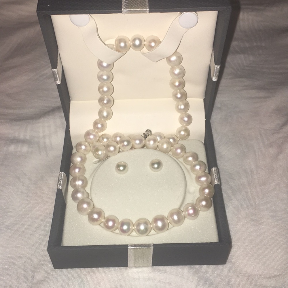 Freshwater pearl necklace & earring set ❤️